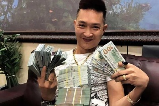 Huấn hoa hồng thường xuyên “khoe tiền”, livestream cảnh đòi nợ thuê