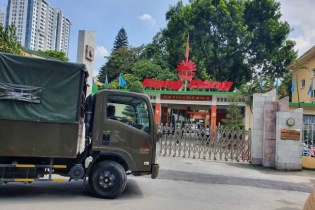 Binh chủng Hóa học đang tẩy độc nhà xưởng Công ty Rạng Đông 