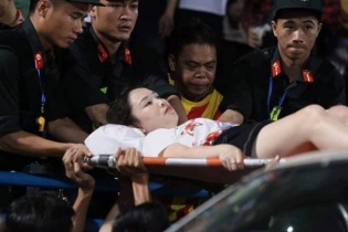 Công an điều tra vụ nữ cổ động viên trọng thương vì dính pháo sáng trên sân Hàng Đẫy