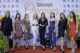 Dàn sao đến chúc mừng nhãn hiệu thời trang công sở khai trương tại Hà Nội