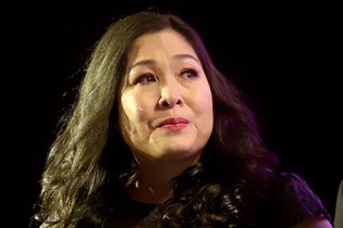 NSND Hồng Vân khóc khi phải đóng cửa sân khấu kịch gắn bó 14 năm 