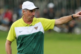 Lên cơn đau tim, HLV Alfred Riedl không thể nhận việc tại Indonesia