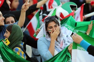 Lần đầu cho phái nữ vào xem bóng đá, Iran vùi dập Campuchia với tỉ số 14-0