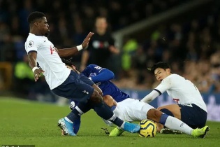 Tiền đạo CLB Everton sốc nặng trước chấn thương của Andre Gomes 
