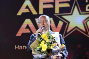 HLV Park Hang-seo và Quang Hải lần đầu tiên giành AFF Awards