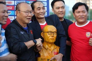 Thầy Park nhận món quà đặc biệt từ cổ động viên Hà Tĩnh trước đại chiến với Thái Lan