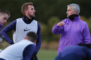 Mourinho chê lứa trẻ Man Utd, Chelsea