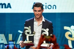C.Ronaldo nhận giải Cầu thủ xuất sắc nhất Serie A