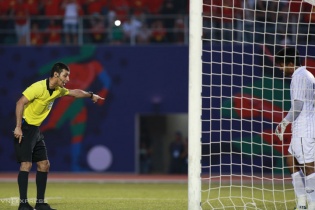 Thủ môn Thái Lan: ‘Thật vớ vẩn khi Việt Nam được đá lại phạt đền’