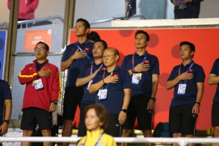 Cảm kích với hình ảnh HLV Park cổ vũ tuyển nữ Việt Nam đấu chung kết với Thái Lan