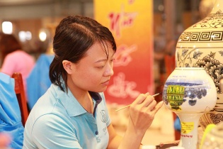 Lễ công bố quyết định và gắn biển điểm du lịch làng nghề Gốm Chu Đậu