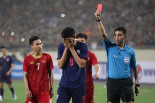 Vì sao Supachai được xóa thẻ đỏ, còn Tấn Tài bị treo giò? 