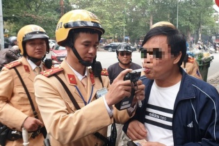Uống 2 chén rượu rồi đi xe máy, bị Phạt 7 triệu và tước bằng gần 2 năm