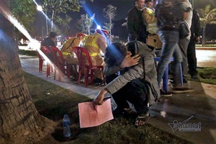 Nam sinh viên ôm mặt khóc vì bị phạt 7 triệu sau nhậu tất niên