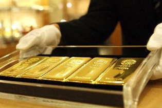 Iran bắn phá các căn cứ Mỹ, giá vàng tăng chóng mặt