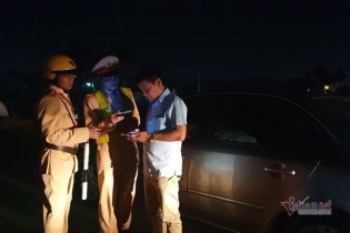 Trốn CSGT, xưng là "công an về hưu", tài xế say xỉn đâm vào ngõ cụt