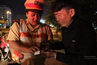 Bị kiểm tra nồng độ cồn, người đàn ông “khóc như mưa” 