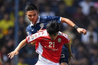 Công Phượng và đồng đội bất lực trong ngày CLB TPHCM thua Buriram United