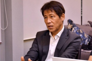 Gia hạn hợp đồng với Thái Lan, HLV Akira Nishino nhận lương cao kỷ lục