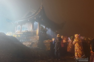 Cảnh tượng hiếm thấy ở chùa Yên Tử thời dịch virus corona