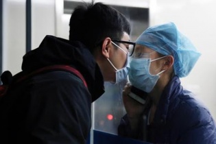 Nữ y tá hôn bạn trai qua kính cách ly