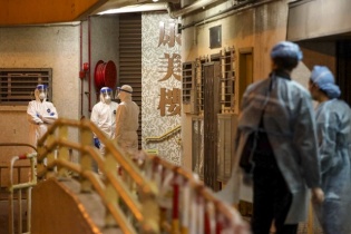 Hong Kong sơ tán chung cư trong đêm vì ca nhiễm nCoV nghi qua đường ống