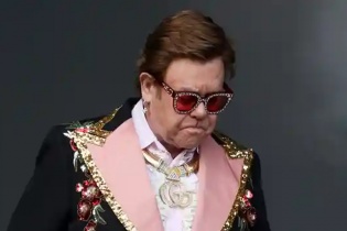 Elton John bỏ dở show vì viêm phổi