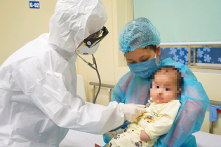 Bệnh nhi duy nhất tại Việt Nam nhiễm virus Covid-19 xuất viện khoẻ mạnh