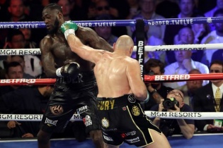 Fury thắng knock-out Wilder