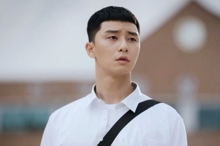 Mái tóc húi cua của Park Seo Joon gây sốt