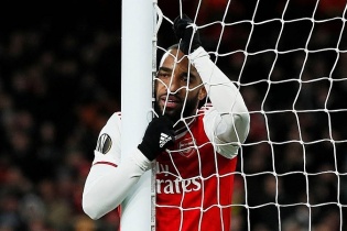 Arsenal lỗ nặng sau 17 năm