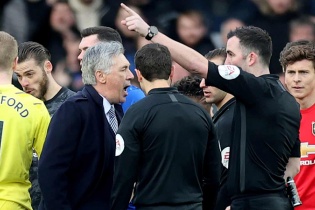 VAR cứu Man Utd