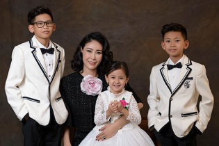 Hà Kiều Anh làm mẫu cùng các con