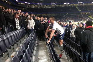 Cầu thủ Tottenham trèo lên khán đài tấn công cổ động viên