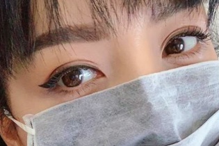 Cách ly tập trung, nghệ sĩ Việt xúc động gọi nhân viên y tế là "người hùng"