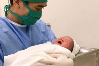 Mổ thành công một sản phụ sinh em bé có cân nặng 6,1kg