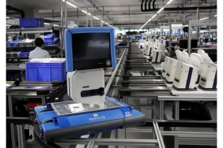 Trump bàn sản xuất thiết bị y tế với GM, Ford