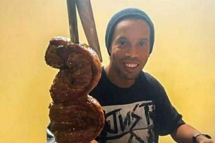 Ronaldinho đón sinh nhật thứ 40 trong tù