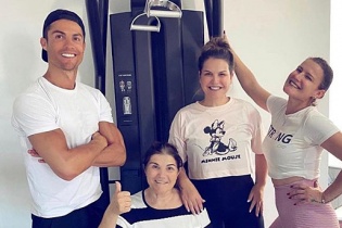 Ronaldo: "Ơn trời, mẹ tôi đã được ra viện"