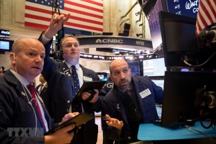 Chứng khoán Mỹ lao dốc sau khi số ca nhiễm bệnh vượt 200.000 người