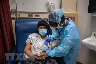 Tổng thống Mỹ khuyến cáo người dân đeo khẩu trang ngăn virus lây lan