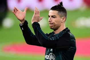 Ronaldo sắp chạm mốc 1 tỷ USD thu nhập