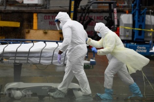 Mỹ là quốc gia đầu tiên có hơn 2.000 ca tử vong trong ngày do COVID-19