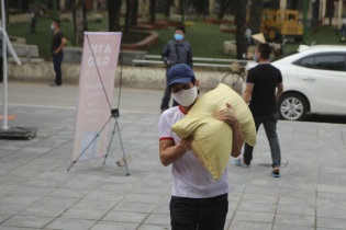 Người dân Hà Nội chở gạo tới góp sức "ATM gạo"