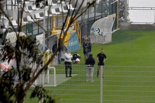 Ronaldo bị chỉ trích khi tập luyện trên sân trong thời gian cách ly