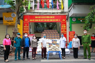 Phường Hàng Gai phát hơn 3 tấn gạo tới từng hộ dân có hoàn cảnh khó khăn