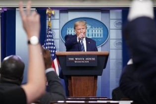 Tổng thống Mỹ Donald Trump ký sắc lệnh hạn chế nhập cư
