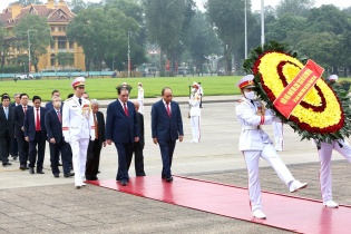 Lãnh đạo Đảng, Nhà nước viếng Lăng Bác nhân 45 năm thống nhất đất nước