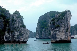 Quảng Ninh mở cửa lại du lịch, dịch vụ từ 12 giờ ngày 1/5