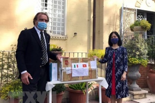Đại sứ quán Việt Nam hỗ trợ vật tư y tế, ủng hộ Italy chống đại dịch
